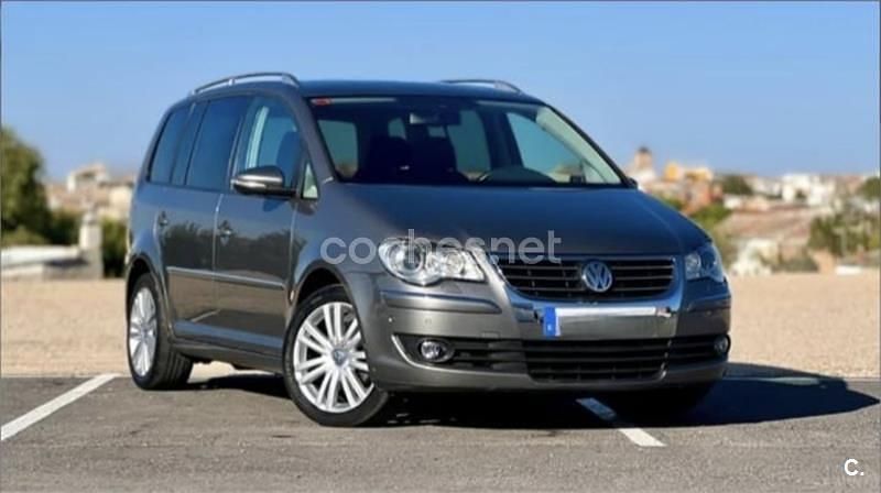 Usado VW Touran Advance 140 CV (102 kW) 2010 Gris / plata Monovolumen
