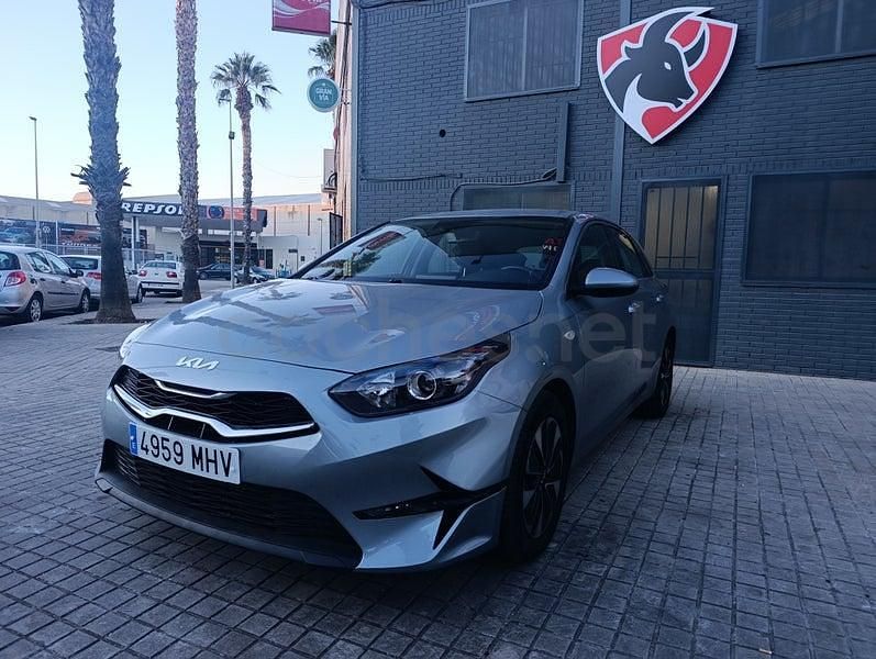 Usado Kia Ceed 136 CV (100 kW) 2023 Gris / plata Utilitario
