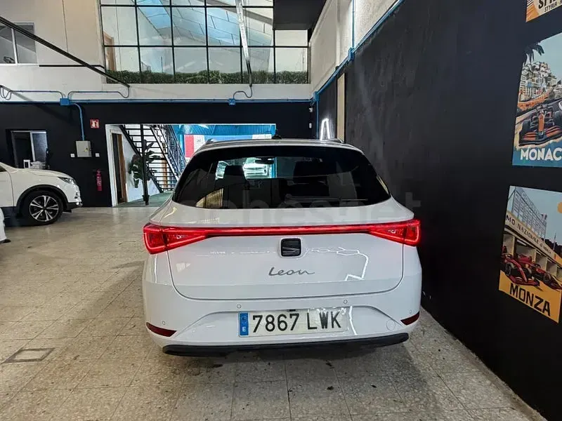 Usado Seat Leon Style 150 CV (110 kW) 2022 Blanco Familiar