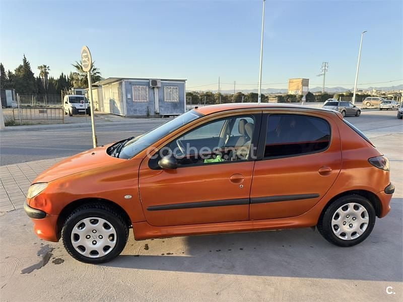 Usado Peugeot 206 75 CV (55 kW) 1999 Naranja Utilitario