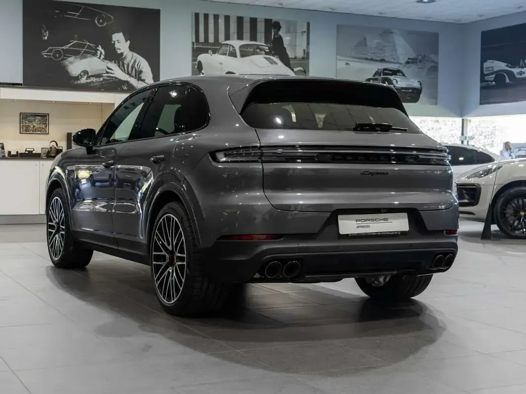 Usado Porsche Cayenne 470 CV (345 kW) 2025 Gris SUV