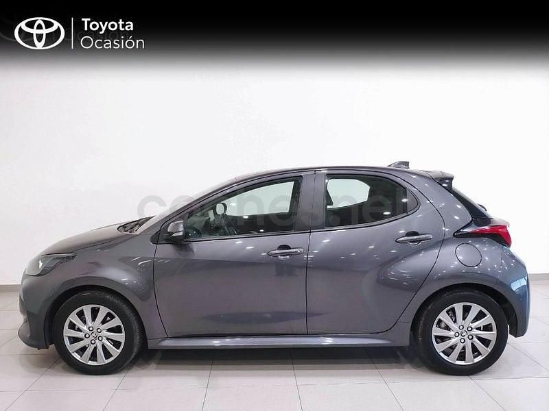 Usado Toyota Yaris Hybrid Active 116 CV (85 kW) 2022 Gris / plata Berlina