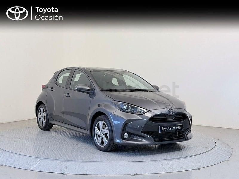Usado Toyota Yaris Hybrid Active 116 CV (85 kW) 2025 Gris / plata Berlina