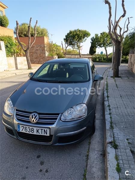 Gris / plata Usado 2006 VW Jetta Advance Berlina | 3200 € (Precio justo) - Imagen 1/4
