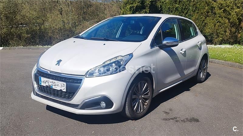 Usado Peugeot 208 Allure 110 CV (80 kW) 2015 Blanco Utilitario