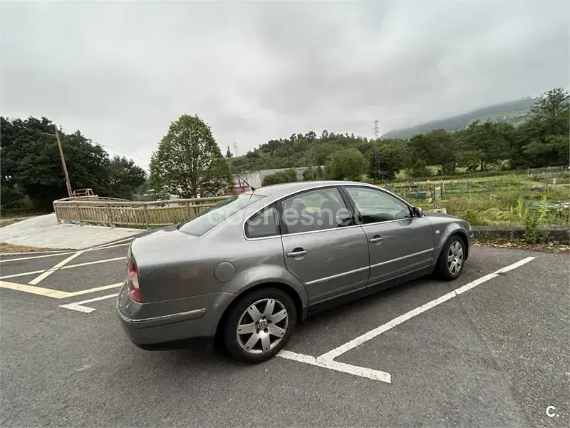 Usado VW Passat Highline 150 CV (110 kW) 2002 Gris / plata Berlina