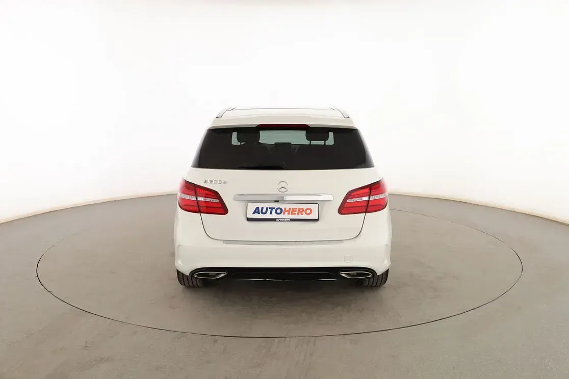 Usado Mercedes B200 AMG line 136 CV (100 kW) 2016 Blanco Utilitario