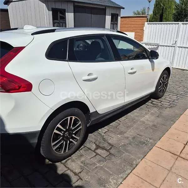 Usado Volvo V40 CC Momentum 120 CV (88 kW) 2017 Blanco Familiar