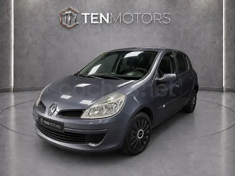 Usado Renault Clio II 60 CV (44 kW) 2006 Gris / plata Berlina