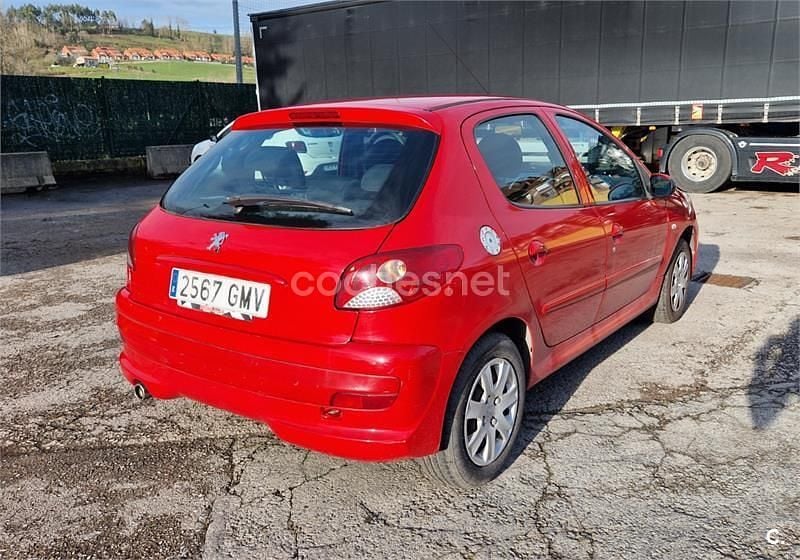 Usado Peugeot 206+ 60 CV (44 kW) 2009 Rojo Utilitario