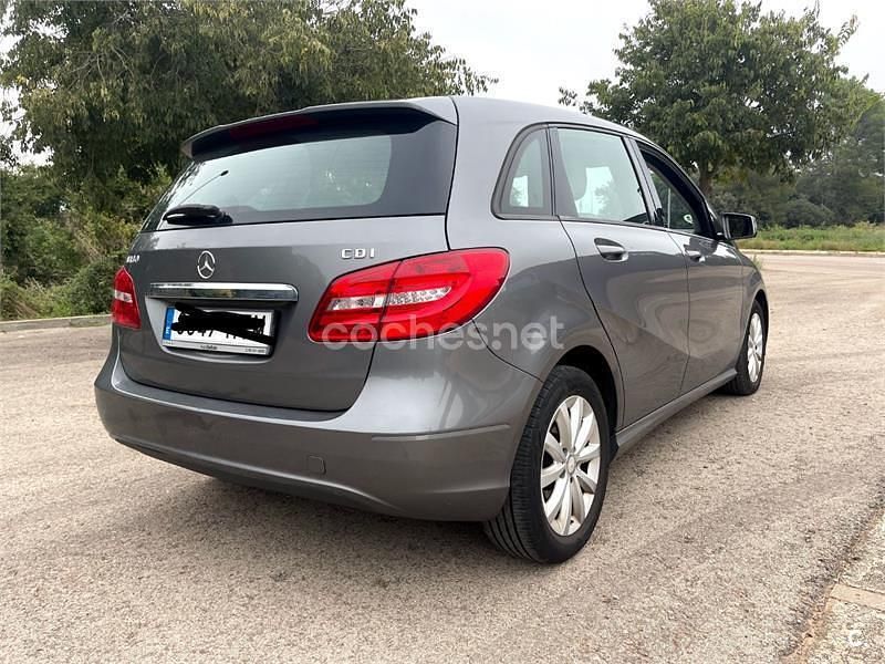 Usado Mercedes B180 109 CV (80 kW) 2014 Gris / plata Monovolumen
