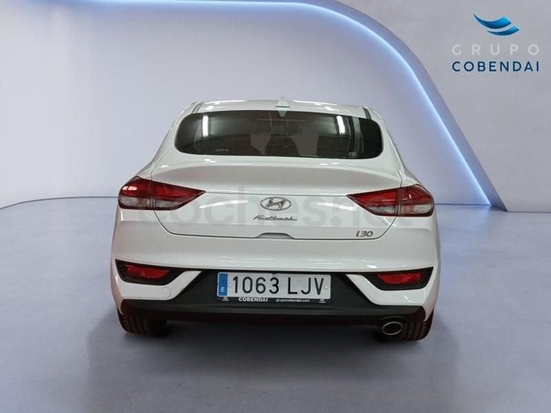 Usado Hyundai i30 120 CV (88 kW) 2020 Blanco Berlina