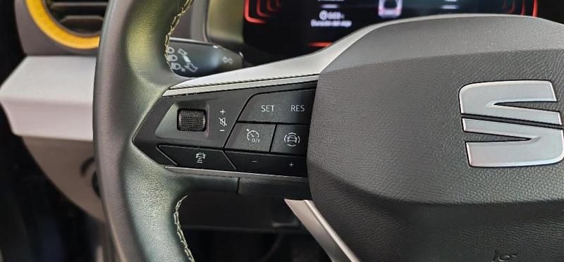 Usado Seat Arona Style 116 CV (85 kW) 2025 Gris magnetic + techo blanco SUV