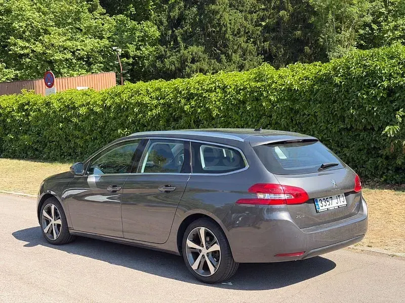 Usado Peugeot 308 SW Active 130 CV (95 kW) 2016 Gris / plata Familiar