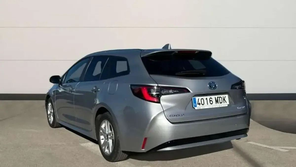 Usado Toyota Corolla Active 122 CV (89 kW) 2023 Plateado Familiar