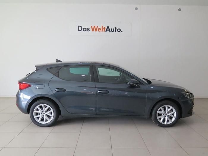 Usado Seat Leon Style 110 CV (80 kW) 2023 Gris Berlina