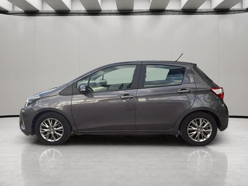 Usado Toyota Yaris Hybrid Active 100 CV (73 kW) 2018 Gris