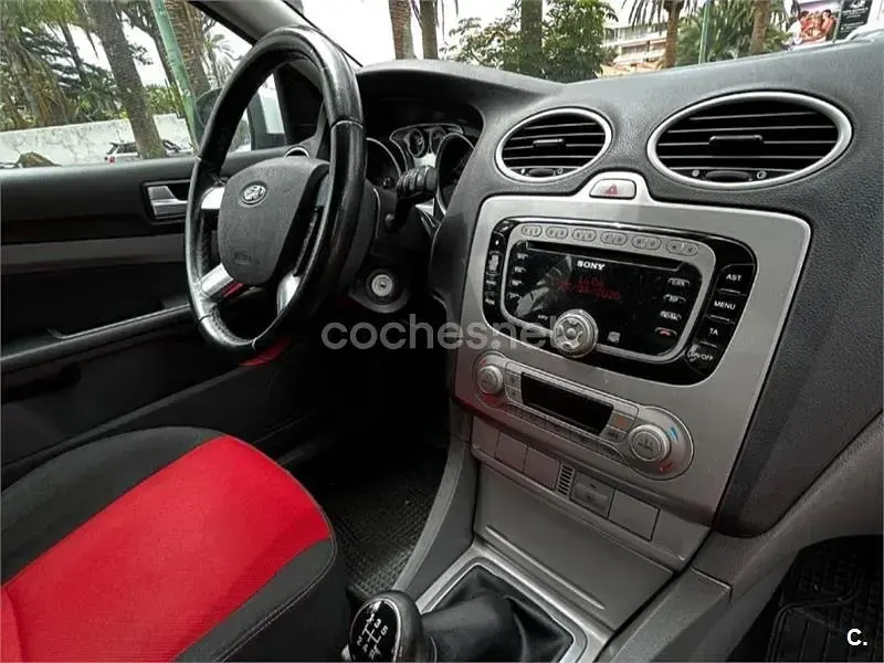 Usado Ford Focus Trend 109 CV (80 kW) 2010 Blanco Berlina