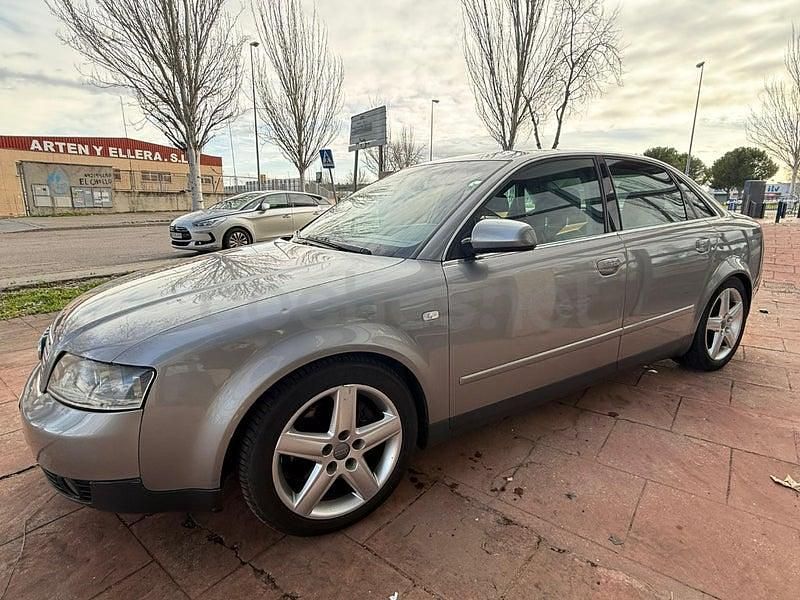 Usado Audi A4 220 CV (161 kW) 2002 Gris / plata Berlina
