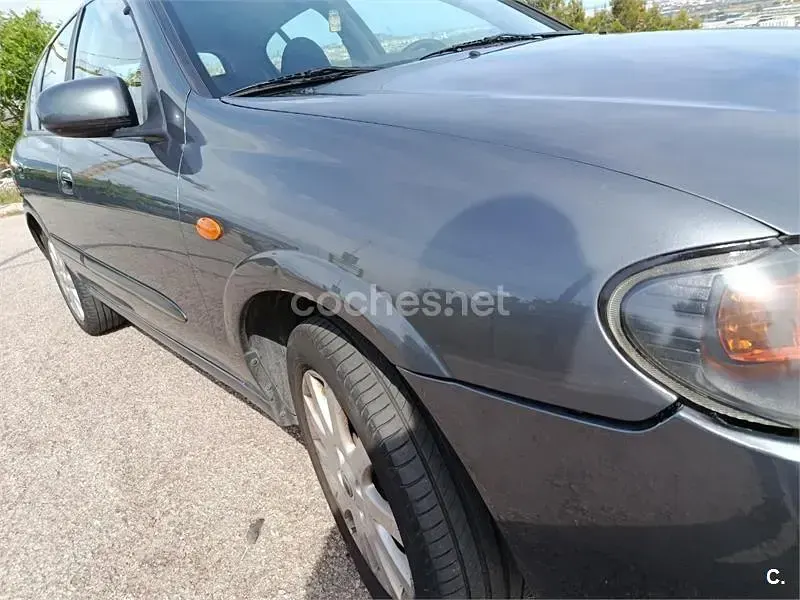 Usado Nissan Almera Visia 98 CV (72 kW) 2005 Gris / plata Berlina
