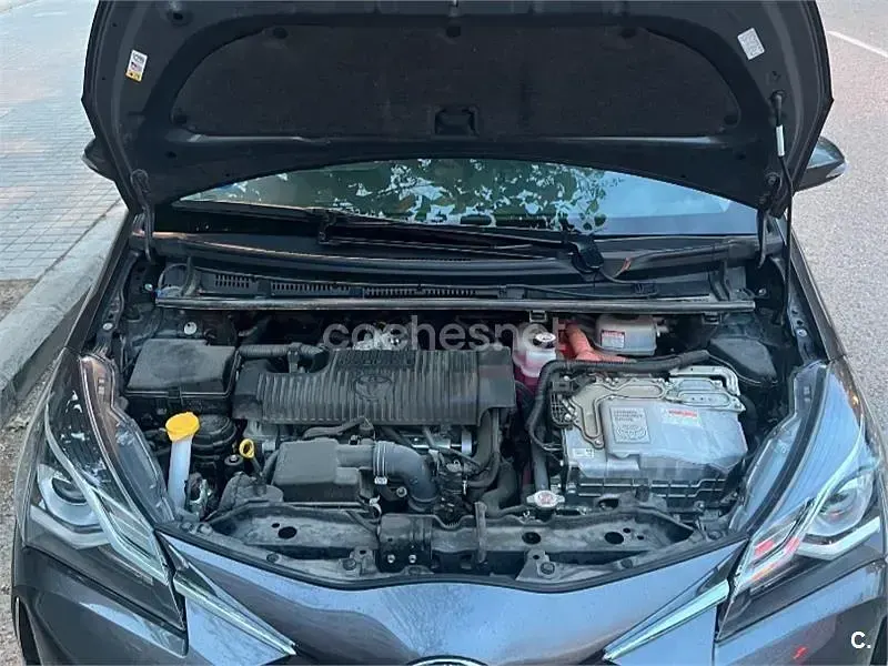 Usado Toyota Yaris Hybrid Active 100 CV (73 kW) 2019 Negro Berlina