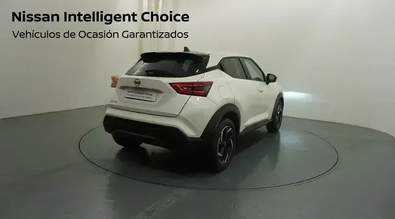 Usado Nissan Juke N-Connecta 114 CV (83 kW) 2023 Lunar white (metalizado) monotono SUV