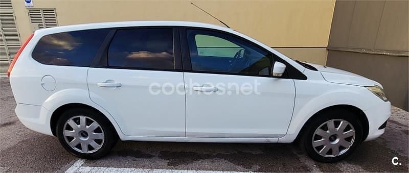 Usado Ford Focus Trend 109 CV (80 kW) 2010 Blanco Familiar