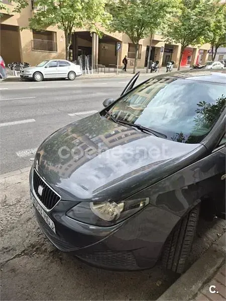 Usado Seat Ibiza Reference 85 CV (62 kW) 2011 Gris / plata Berlina