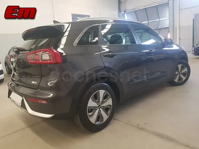 Usado Kia Niro 141 CV (103 kW) 2018 Gris / plata SUV