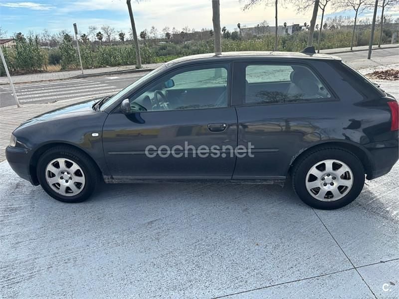 Usado Audi A3 Ambiente 115 CV (84 kW) 2002 Negro Utilitario