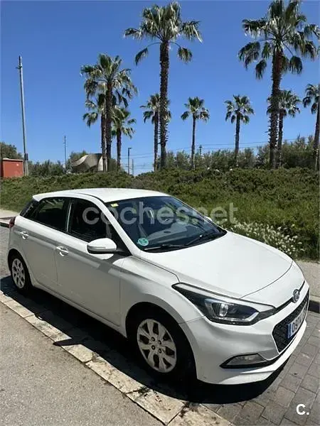 Usado Hyundai i20 100 CV (73 kW) 2016 Blanco Berlina