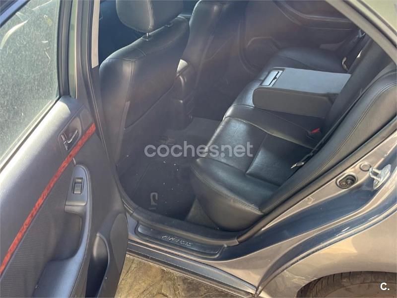Gris / plata Usado 2004 Toyota Avensis Executive Berlina | 2900 € (Precio justo) - Imagen 1/4