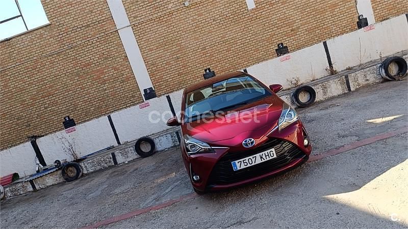 Usado Toyota Yaris Hybrid Active 100 CV (73 kW) 2018 Rojo Berlina