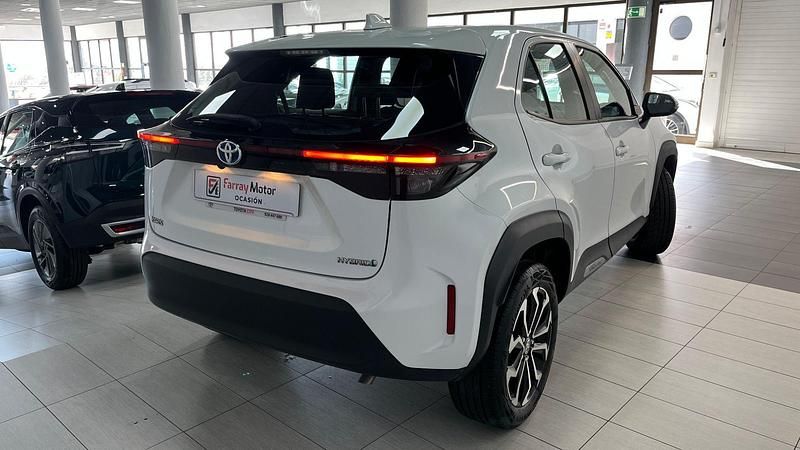 Usado Toyota Yaris Hybrid Style 116 CV (85 kW) 2023 Blanco