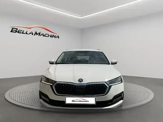 Usado Skoda Octavia Style 150 CV (110 kW) 2021 Blanco Familiar