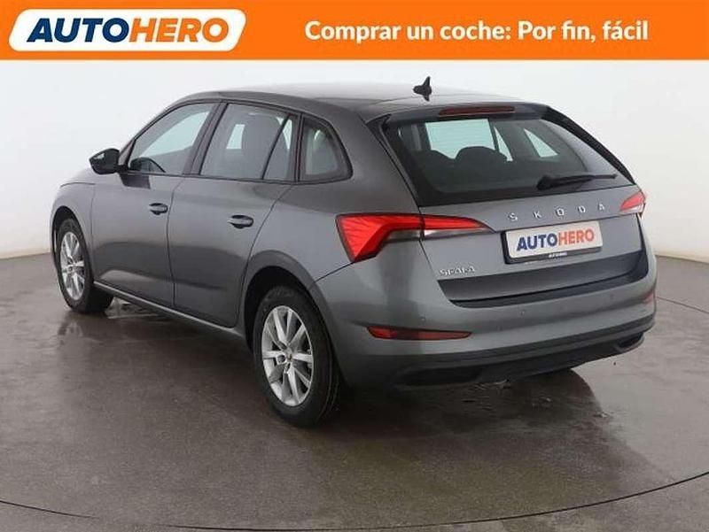 Usado Skoda Scala Active 95 CV (69 kW) 2022 Gris Utilitario