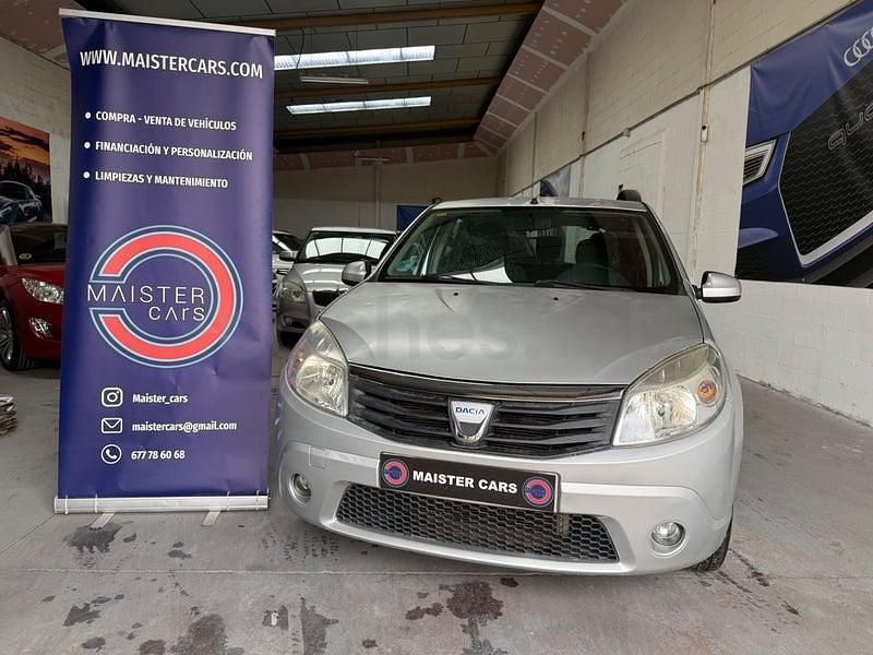 Usado Dacia Sandero Lauréate 75 CV (55 kW) 2010 Gris / plata Berlina