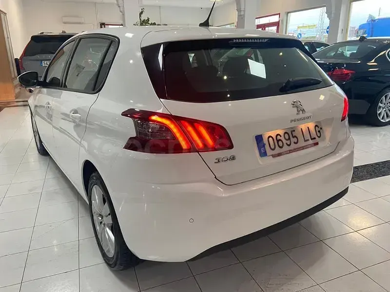 Usado Peugeot 308 Active 130 CV (95 kW) 2020 Blanco Berlina