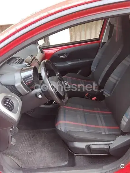 Usado Peugeot 108 Allure 82 CV (60 kW) 2016 Rojo Berlina