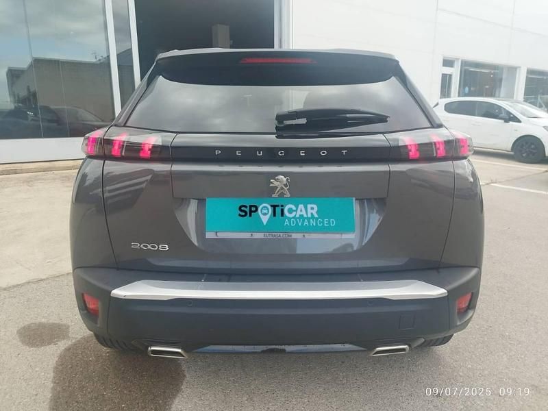 Usado Peugeot 2008 Allure 130 CV (95 kW) 2023 Gris SUV