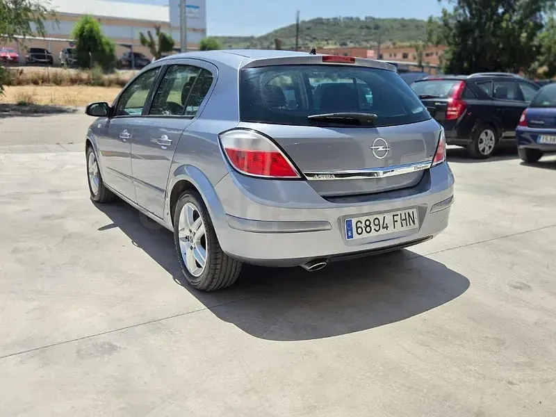 Usado Opel Astra Sport 105 CV (77 kW) 2006 Gris / plata Berlina