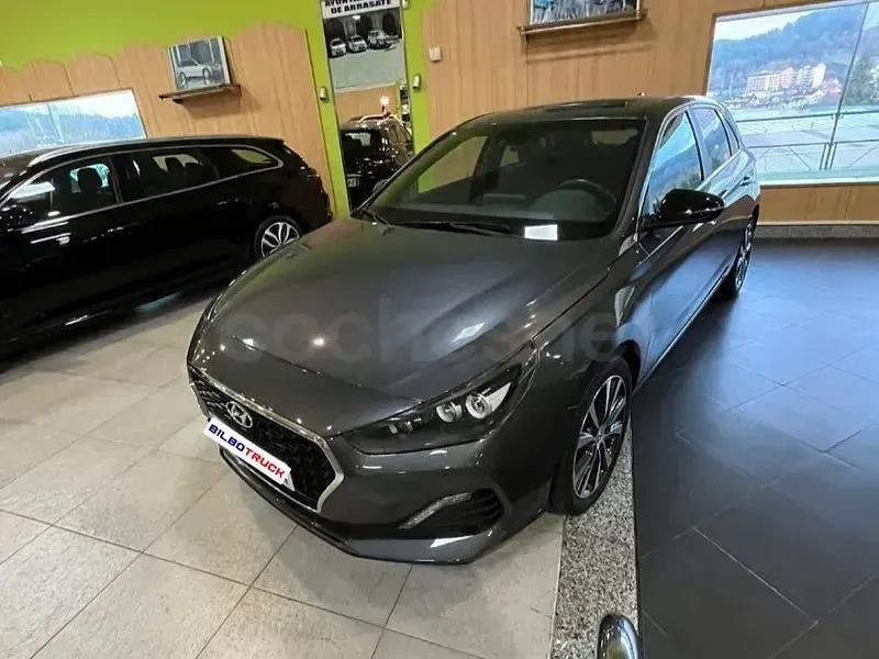 Usado Hyundai i30 140 CV (102 kW) 2019 Gris / plata Berlina