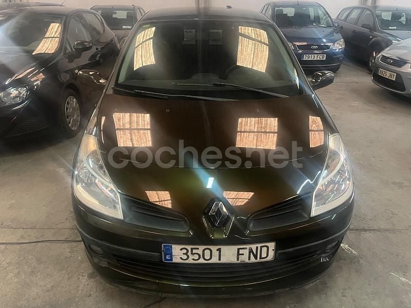 Marrón Usado 2007 Renault Clio II Dynamique Berlina | 4000 € (Precio justo) - Imagen 1/4