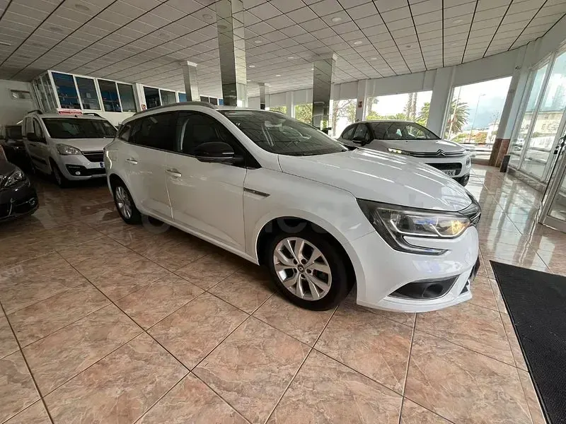 Usado Renault Mégane GrandTour Business 115 CV (84 kW) 2019 Blanco Familiar