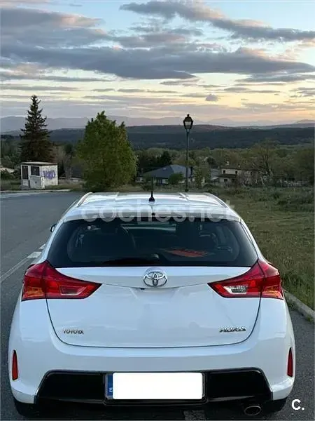 Usado Toyota Auris Active 126 CV (92 kW) 2013 Blanco Berlina
