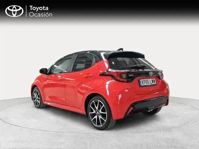 Usado Toyota Yaris Plus 116 CV (85 kW) 2022 Rojo Utilitario