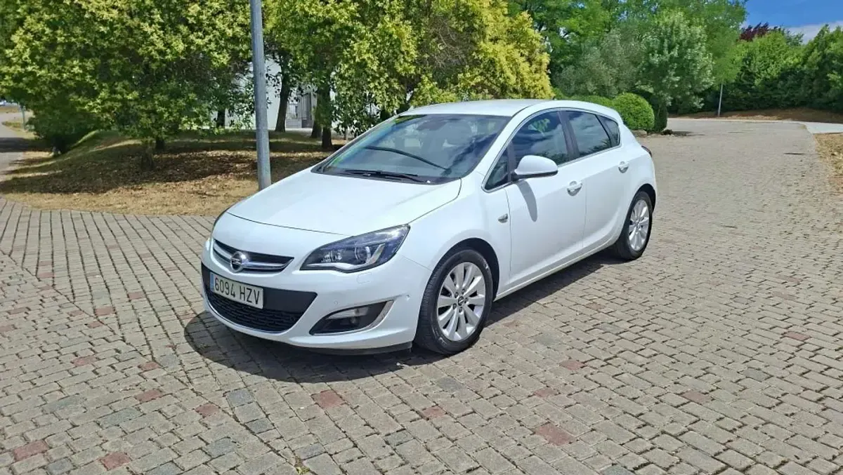 Usado Opel Astra Excellence 136 CV (100 kW) 2014 Blanco Utilitario