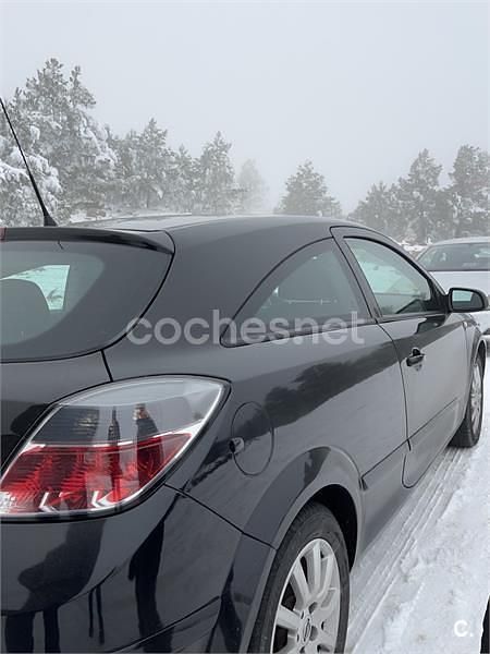 Usado Opel Astra GTC Enjoy 90 CV (66 kW) 2006 Negro Berlina