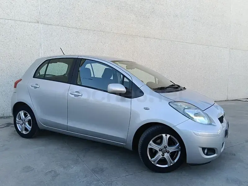Usado Toyota Yaris Connect Style 90 CV (66 kW) 2010 Gris / plata Utilitario