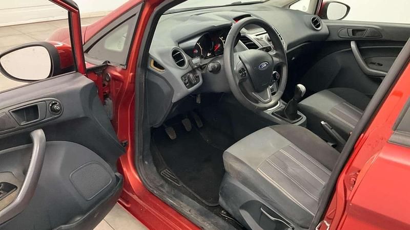 Usado Ford Fiesta Trend 82 CV (60 kW) 2010 Rojo Utilitario